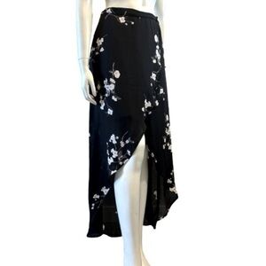 🛍️ 2/$12
Pretty floral hi low wrap style flowy skirt with mini skirt liner